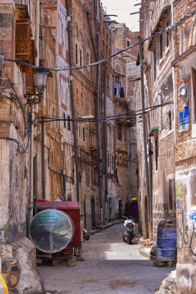 Streets_of_Sanaa,_Yemen_(10732822016).jpg