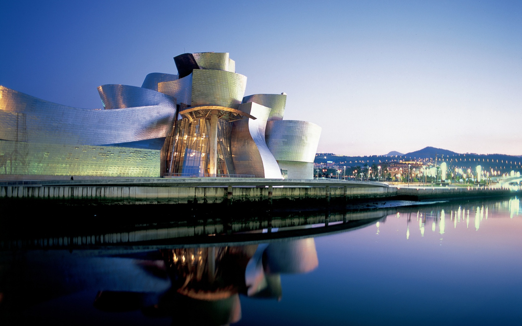4185521-guggenheim-museum-bilbao-spain.jpg