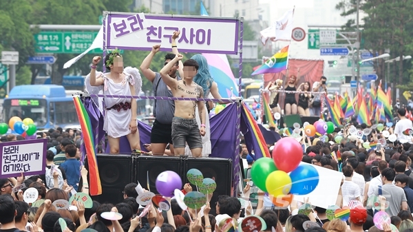 퀴어축제 퍼레이드.jpg