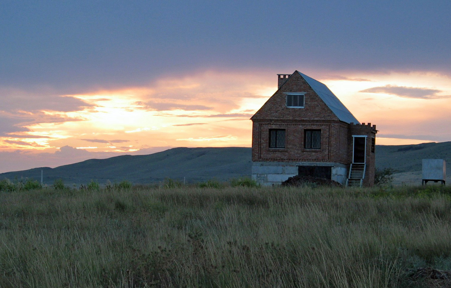 Empty_house_in_Zhukovka_-_Kerch,_Ukraine_-_panoramio.jpg
