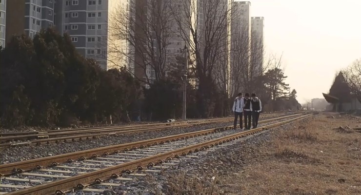 철길 걷는 셋.jpg
