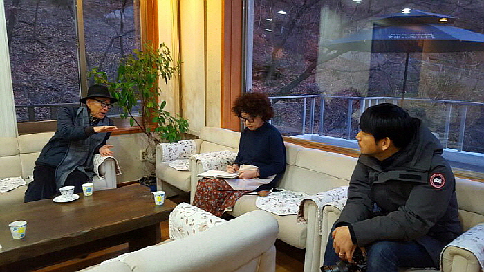 월간 독서경영은 서울 예장동에 있는 문학의집에서 고은 시인과 인터뷰를 했습니다. 고은 시인님과 이야기를 나누고 있는 소설가 신중선 작가님과 사진촬영을 담당한 임수식 사진작가님..jpg