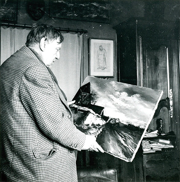 28 - Vlaminck regardant un de ses tableaux a La Tourilliere, vers 1945-50.jpg