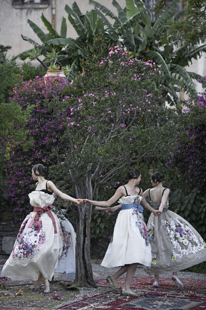 Peter Lindbergh_One Enchanted Evening, Taormina, Sicily, 2012_ⓒ Peter Lindbergh Studio, Paris & Gagosian Gallery.jpg