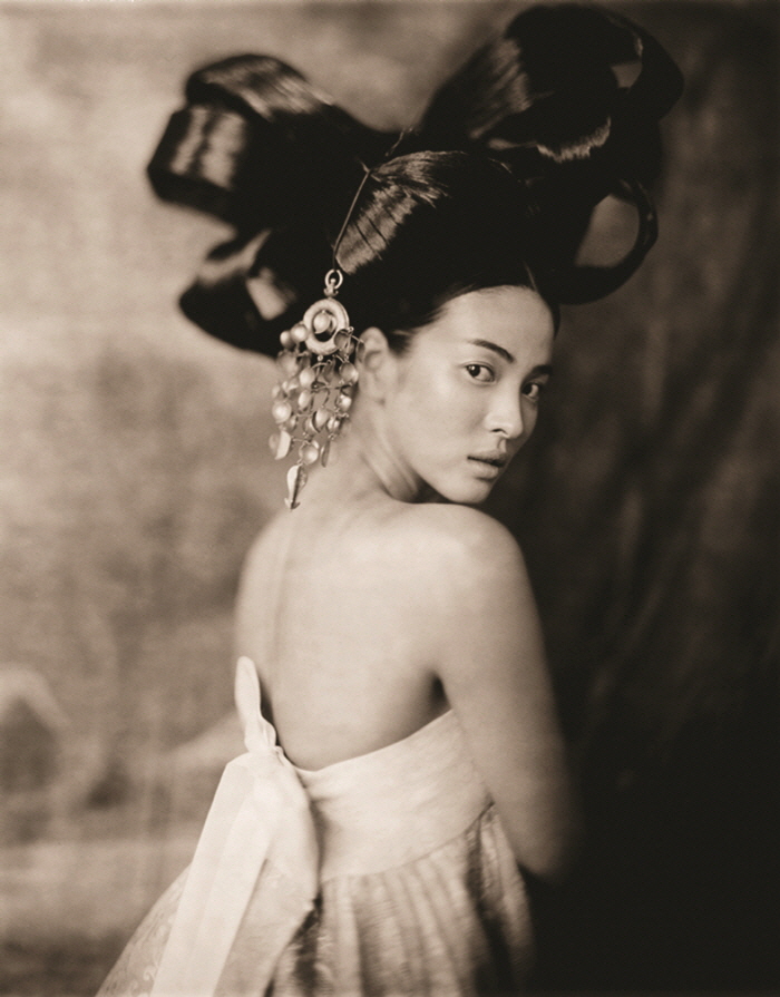Paolo Roversi_Hwang Jin Yi in Paris, 2007_ⓒ Paolo Roversi.jpg