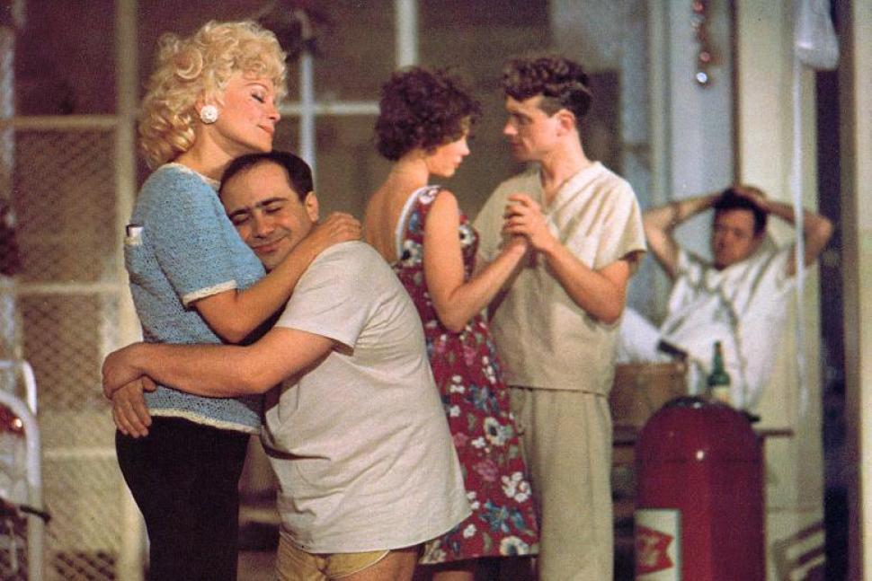 033-AFI-Top-100-one-flew-over-the-cuckoos-nest-movie-review-milos-forman-jack-nicholson-danny-devito-louise-fletcher-1975-03.jpg