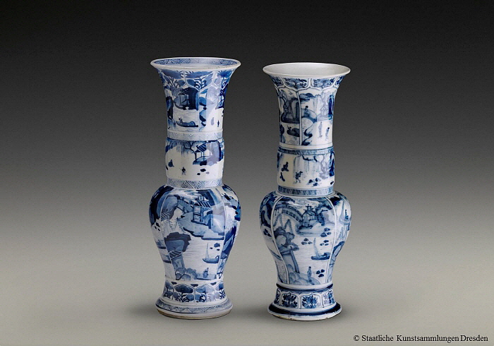 중국 봉미병과 마이센 복제품(오른쪽), 1662~1722년 경(왼쪽), 1725년 경(오른쪽), 도자기박물관 소장.jpg