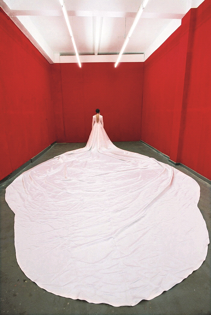 네자켓에키시(Nezaket Ekici)_ Inafferrabile_Greifbar Fern Performance Installation 2004_ photo by A.D._ Raumansicht1a.jpg
