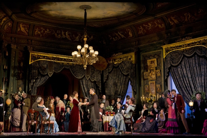 review_la-traviata-jeff-busby-photo-04-hires.jpg