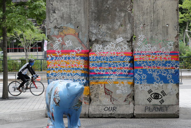 베를린 장벽 훼손.jpg