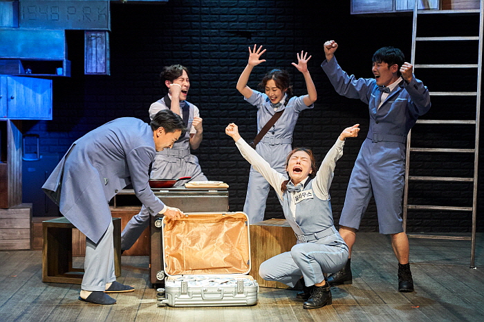 연극_창문 넘어 도망친 100세 노인_공연사진_돈가방을 연 100세 알란(오용), 율리우스(장이주)와 기뻐하는 알란들(이진희, 김도빈, 이형훈).jpg