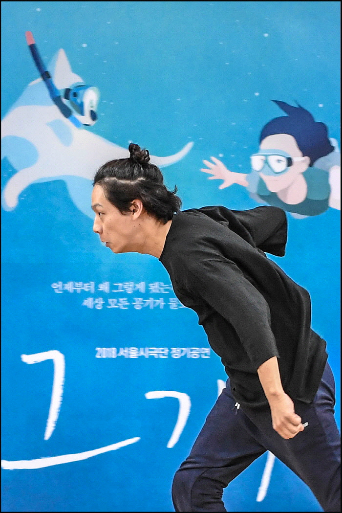 [세종] 서울시극단_그개_장면시연 7_보쓰(유원준).jpg