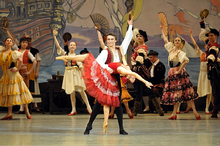 Philipp Stepin & Elena Yevseyeva in Don Quixote by Valentin Baranovsky ⓒ State Academic Mariinsky Theatre (1).jpg