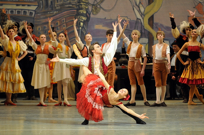 Philipp Stepin & Elena Yevseyeva in Don Quixote by Valentin Baranovsky ⓒ State Academic Mariinsky Theatre (2).jpg