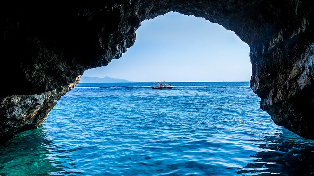 cave-1699315_640.jpg