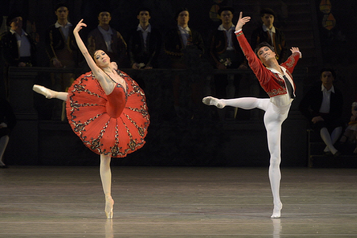 Viktoria Tereshkina & Kimin Kim in Don Quixote by Valentin Baranovsky ⓒ State Academic Mariinsky Theatre.JPG