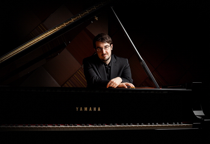 ph_C.Richard-Hamelin_Yamaha.portrait02.jpg