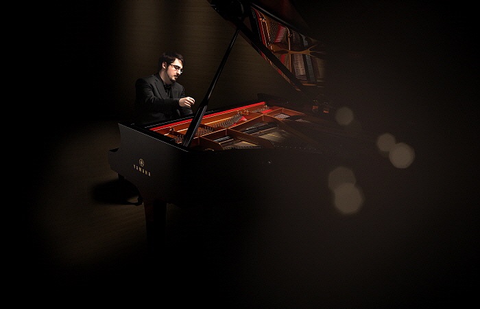 ph_C.Richard-Hamelin_Yamaha_portrait04_horizontal.jpg
