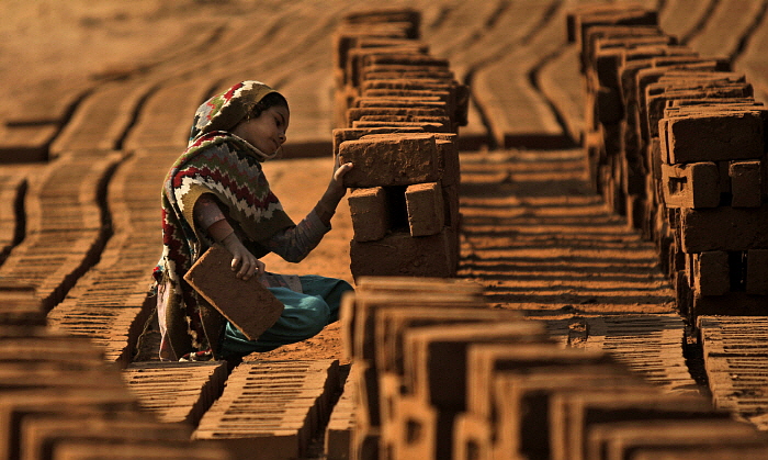 파키스탄 벽돌공장의 소녀.jpg