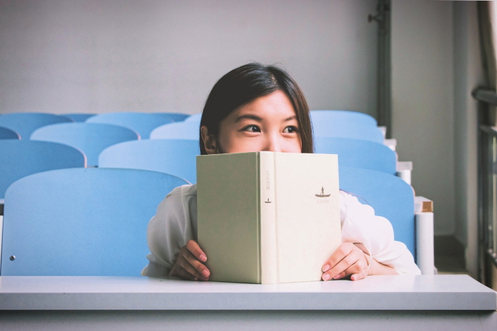 Book-Table-Person-Reading-Indoors-Desk-Seats-1836380.jpg