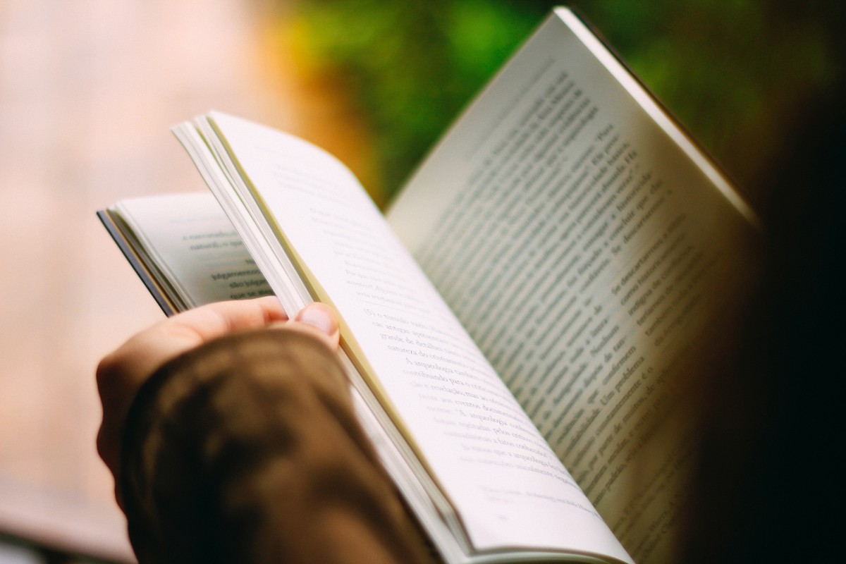 book_hand_page_reading-27727.jpg