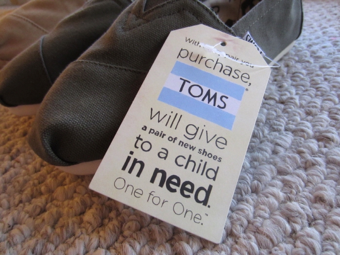 [크기변환]TOMS-will-give-a-pair-of-shoes-to-a-child-in-need.jpg