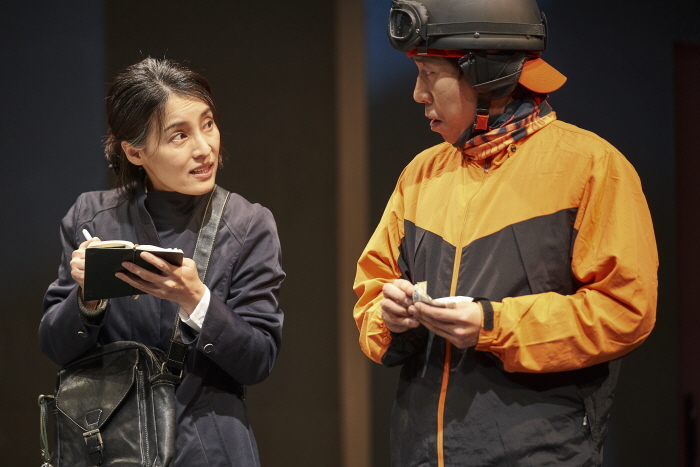 [크기변환](공연사진)철가방추적작전_두산인문극장2019_아파트_두산아트센터 (6).jpg
