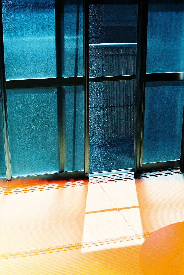 요시유키 오쿠야마(Yoshiyuki Okuyama)_Sunlight coming from outside, 2015, 디지털 프린트, 84x56cm.jpg