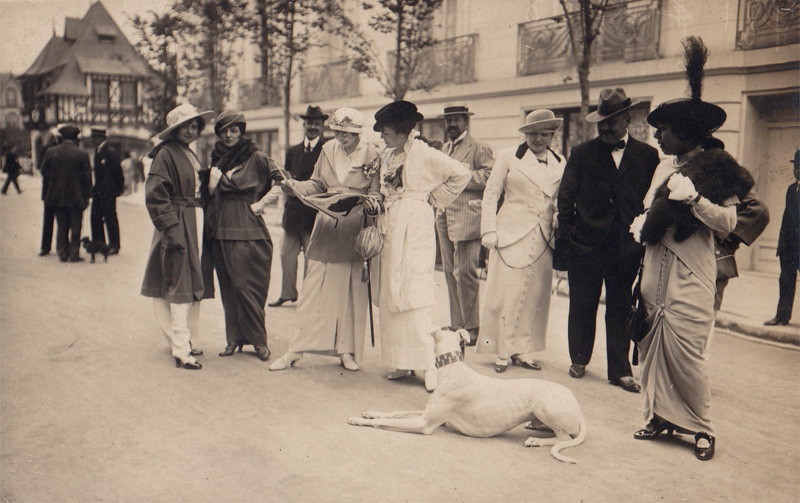 E_Le_Gantes_A_Deauville_Lisant_Le_Dernier_Album_De_Sem_Paru_zoom.jpg