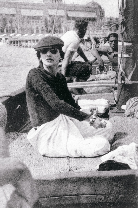 Gabrielle_Chanel_Devant_Le_Lido_Venise_1936_zoom.jpg