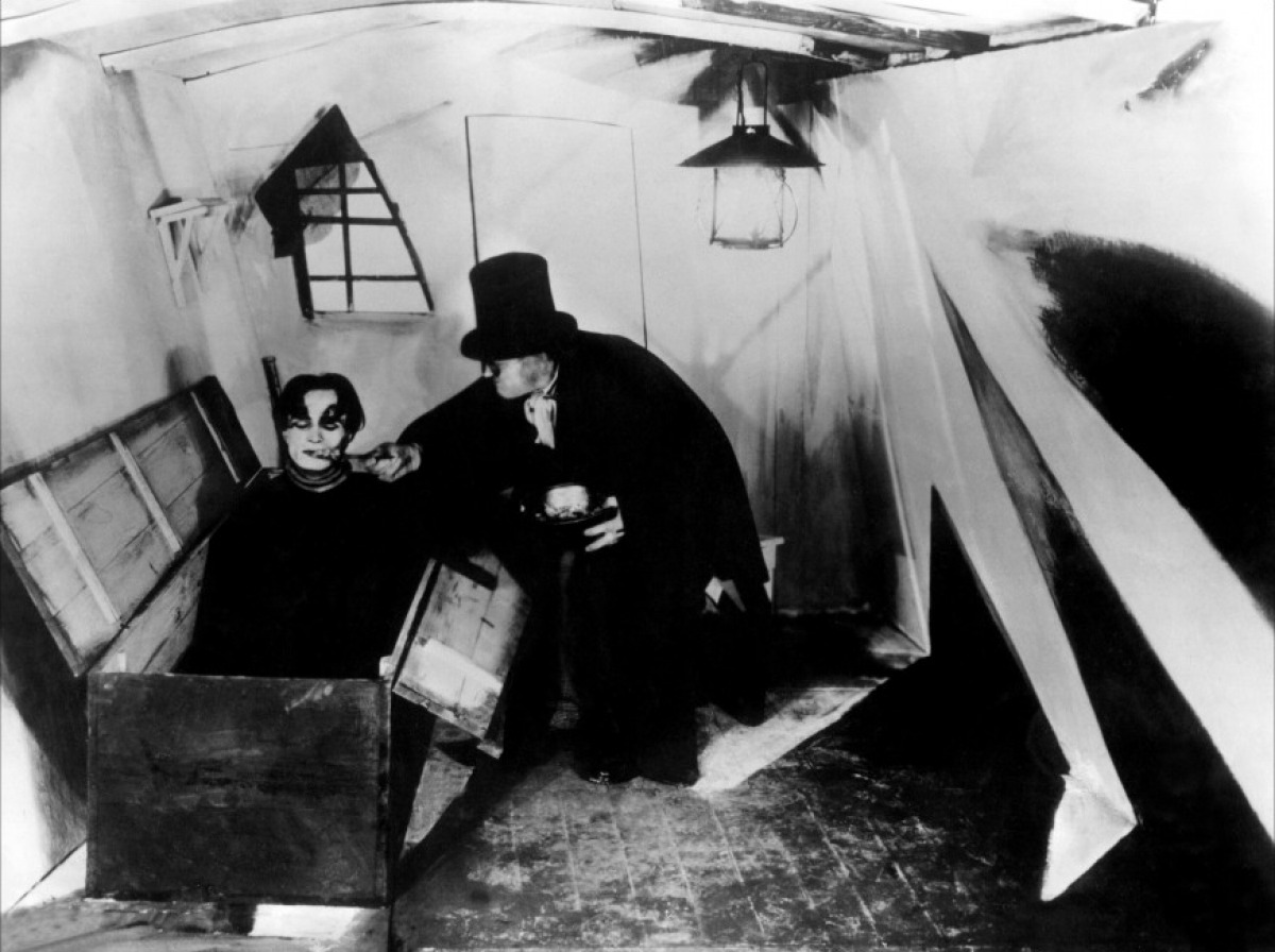 944054_69cabinet-du-dr-caligari-08-g.jpg