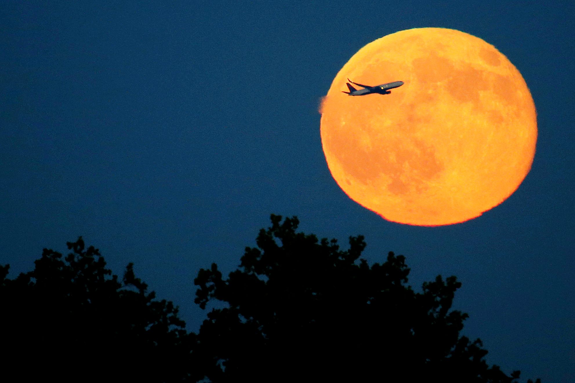 보름달비행기.jpg