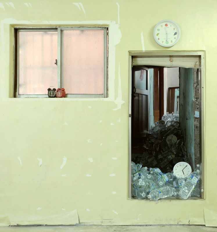 5. 황지현 ㅣ 오후 네시 ㅣ 삼다수, 시계 ㅣ 가변설치 ㅣ 2017.JPG