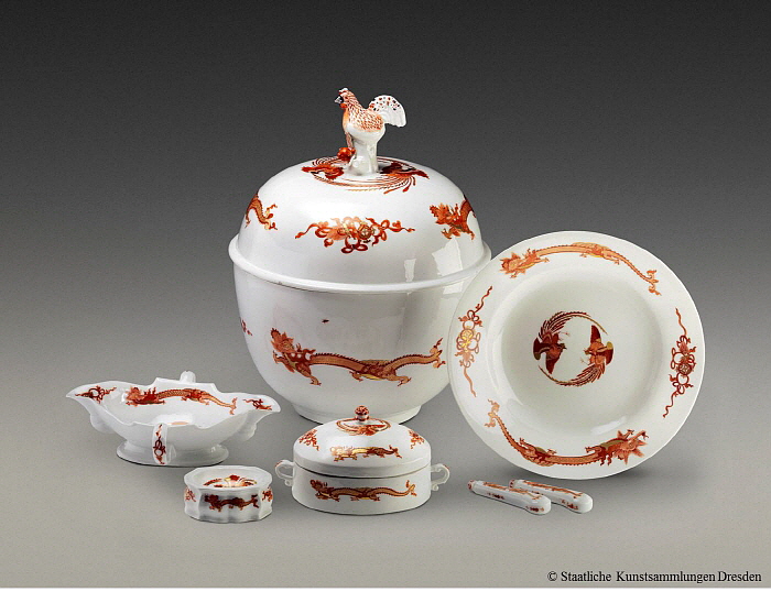 ’붉은 용’ 식기 세트, 1730~1770년 경, 도자기박물관 소장.jpg
