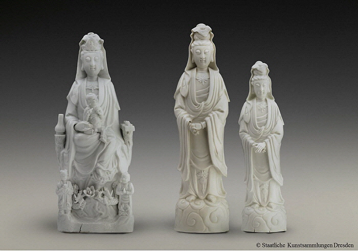 두 점의 중국 관음상과 마이센 복제품(오른쪽), 17세기 후반(왼쪽), 1675~1720년 경(가운데), 1713~1720년 경(오른쪽), 도자기박물관 소장.jpg