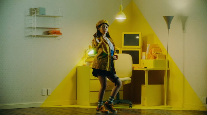 크기변환__아이유_옐로카드.jpg