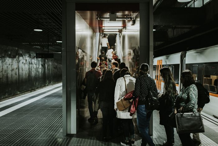 commuters-crowd-indoors-1047330.jpg