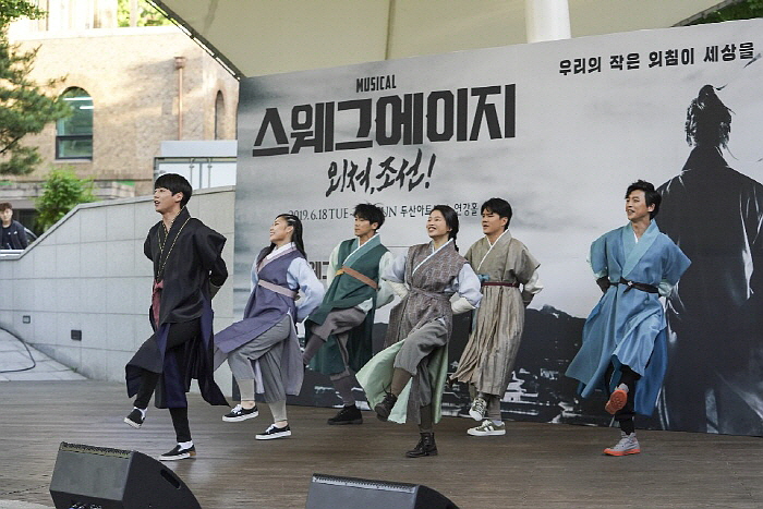 뮤지컬스웨그에이지외쳐조선_첨부파일2_미니콘서트현장.jpg