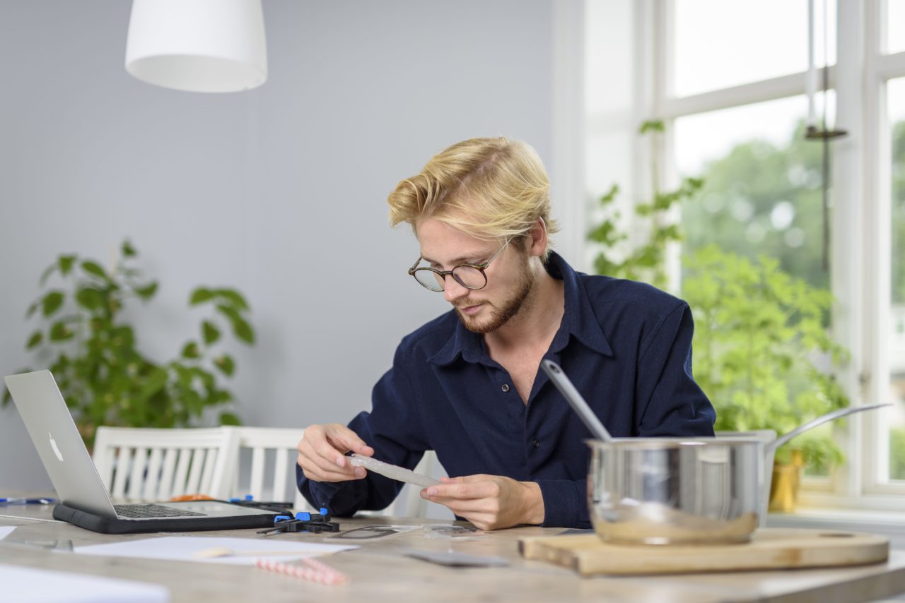 Pontus-Térnqvist-öç¦-il-designer-mentre-realizza-le-posate-in-Potato-Plastic-min.jpg
