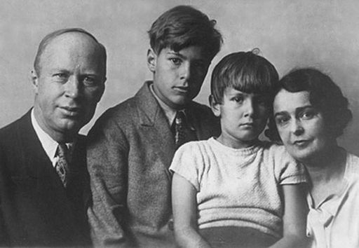 512px-Prokofiev_familly.jpg