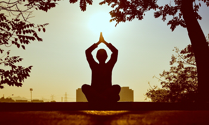 [꾸미기][크기변환]backlit-meditating-meditation-1051838.jpg