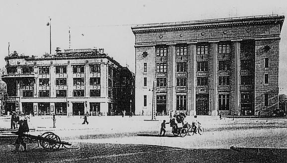 Mitsukoshi_Department_Store_Keijo_Branch_and_Chosen_Savings_Bank.jpg