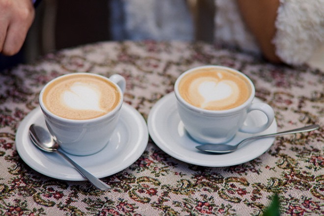 [꾸미기][크기변환]two-cups-coffee-with-milk-stand-table_8353-702.jpg