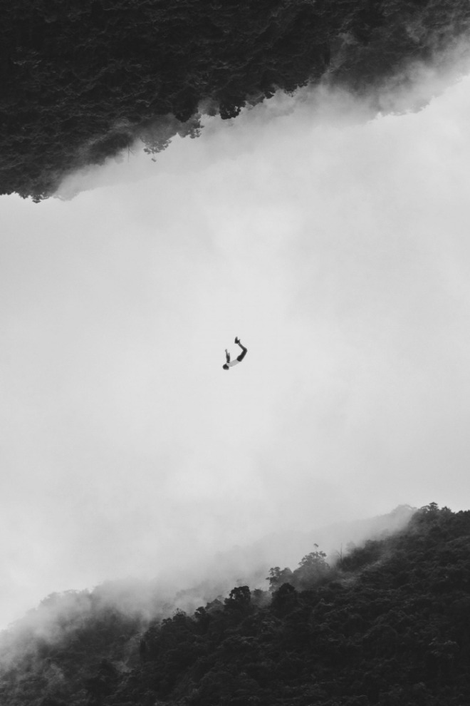 [크기변환]black-and-white-black-and-white-clouds-1793525.jpg