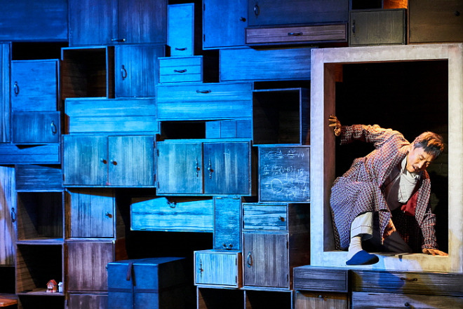 1. 100살 생일날, 양로원 창문을 넘어 도망치는 100세 노인.jpg