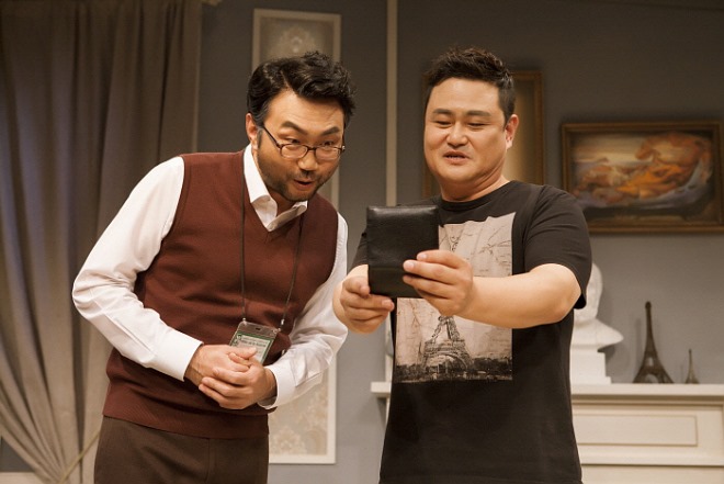 톡톡_프레드에게 자녀 사진을 보여주며 자신을 소개하는 중인 벵상.jpg