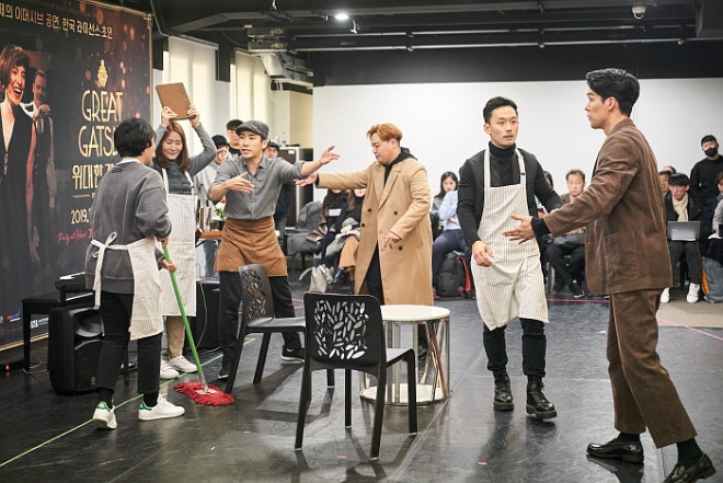 [위대한 개츠비] 연습실 사진_티파티 준비(제공.마스트엔터테인먼트).jpg