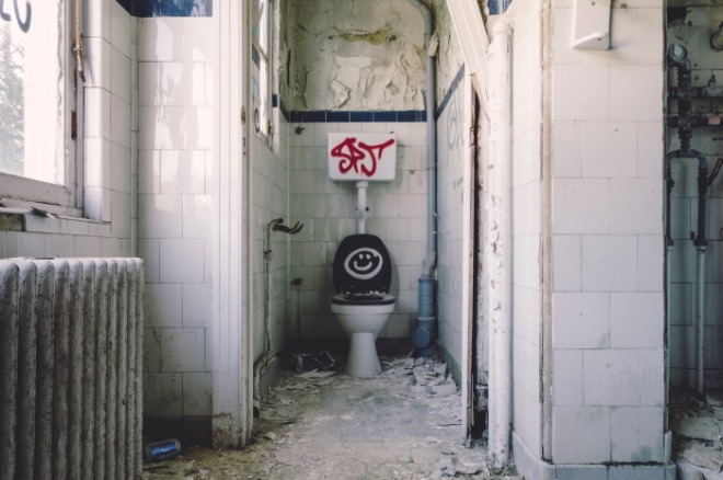 [포맷변환][크기변환]street-alley-wall-abandoned-toilet-vandalized-tile-vacant-art-infrastructure-public-toilet-urban-area-1153.jpg