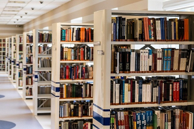 988360287_LxKMAk2r_library-488690_1280[1].jpg