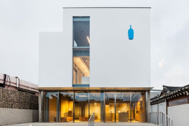 https___kr.hypebeast.com_files_2019_07_blue-bottle-seoul-samcheong-cafe-open-2019-1.jpg